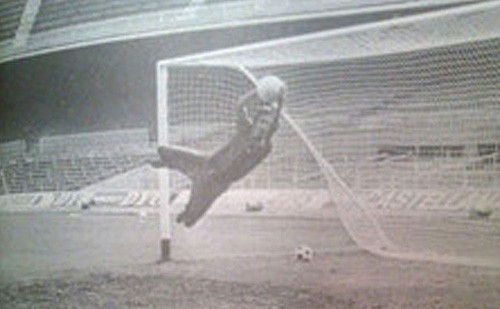 Huyền thoại bóng đá Hà Lan Johan Cruyff bay người bắt gọn trái bóng không khác nào người gác đền thực thụ.